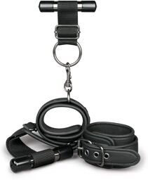 Menottes de poignet au-dessus de la porte