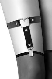 Jarretière noire avec coeur métal et rivets Noir