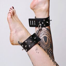 Chevillères en cuir avec pics et mousqueton NOIR Noir