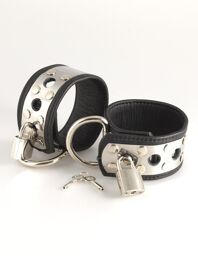 Menottes métalliques et cadenas