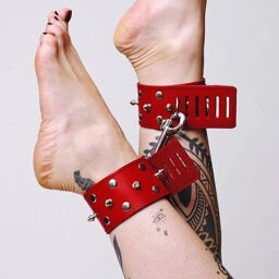 Chevillères en cuir avec pics et mousqueton rouge Noir