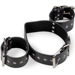 Contrainte BDSM cou et poignets